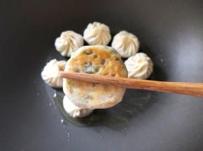 小火煎至底部金黄