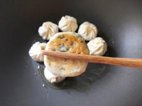 小火煎至底部金黄