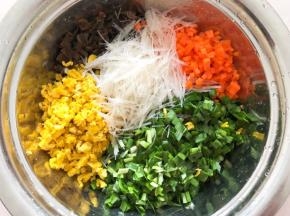 鸡蛋炒熟切碎，木耳泡发切碎，红萝卜切成小粒，韭菜切成小粒，粉条泡软切小