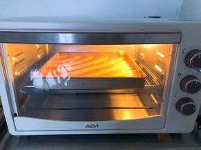 放入预热好的烤箱中层170度，上下火20分钟