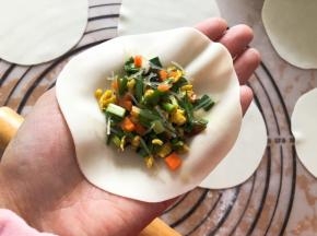 舀入一勺馅料
