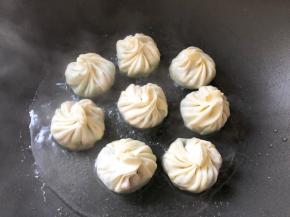 倒入一小半碗水，