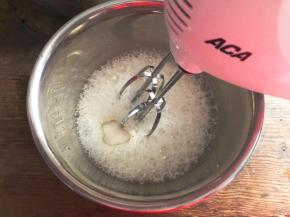 蛋白加入柠檬汁，低速打发至粗泡状态加入三分之一细砂糖