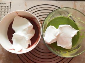 蛋白分成两份，分别混合搅拌均匀，每次先分三分之一蛋白翻拌均匀，再加入最后蛋白翻拌均匀即可