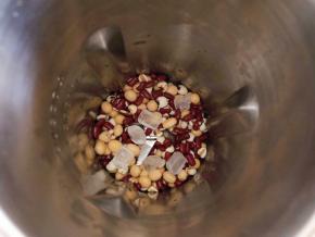 将全部食材放入豆浆机中