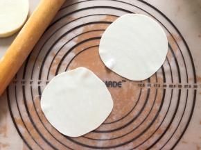 饺子皮擀大一点