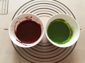 红曲粉和抹茶粉用开水化开搅拌均匀备用