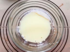 纯牛奶和玉米油混合搅拌均匀