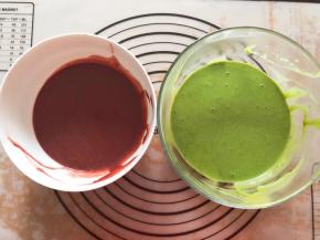 蛋黄粉分成两份和红曲粉，抹茶粉混合搅拌均匀