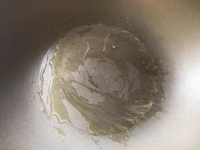 锅烧热，刷入一层食用油