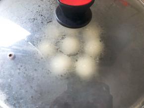 盖上盖子焖煮，煮至水烧干即可