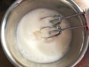 中速打发至粗泡消失，加入三分之一细砂糖