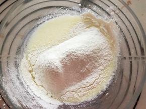 筛入低筋面粉搅拌均匀