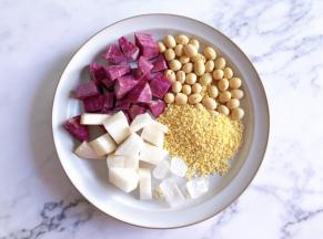 准备好食材，紫薯山药去皮切块