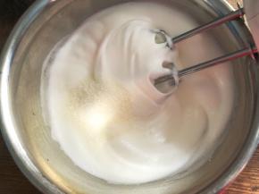 高速打发至有纹路状态，加入最后的细砂糖