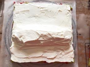 把草莓裹起来，中间奶油多一点