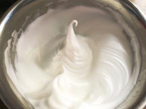 继续高速打发至拉起打蛋头有弯钩状态