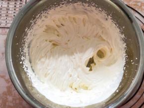 淡奶油加糖打发至9分发