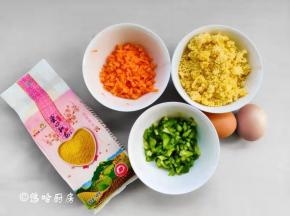 小米饭趁热吃香味很浓，做鸡蛋饼的小米饭冷、热均可，我用的是放凉的小米饭。胡萝卜去皮洗净切碎，青椒切小丁。