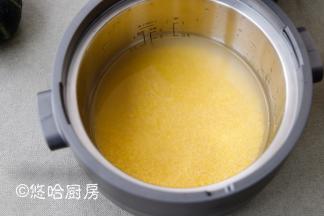 爱心桃花小米淘洗后放入饭煲中，加入清水至2杯米刻度，260克正好是2杯米，用饭煲做好小米饭。