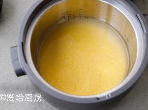 爱心桃花小米淘洗后放入饭煲中，加入清水至2杯米刻度，260克正好是2杯米，用饭煲做好小米饭。
