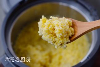 爱心桃花小米颜色金黄，用饭煲焖出的小米饭粒粒分明，很香。