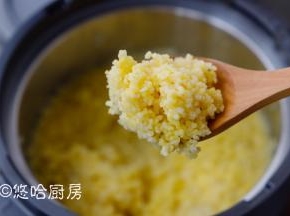 爱心桃花小米颜色金黄，用饭煲焖出的小米饭粒粒分明，很香。