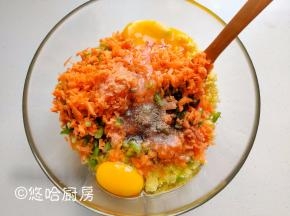 大碗中放入小米饭，小米饭只用了一半，放入切碎的胡萝卜、青椒，打入2个鸡蛋，放适量的盐、黑胡椒碎，盐的用量不到2克。