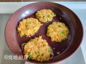 平底锅小火加热，放适量的植物油，一饭勺的小米饭放入锅中，用勺子稍微整理一下成圆形，小火煎，不要急着翻面。植物油不用多，和平时炒菜差不多即可。