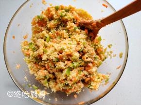 小米饭与蔬菜、鸡蛋完全拌匀，不要加水。