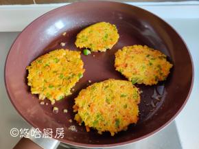 小米鸡蛋饼一面彻底煎黄后，翻面，继续煎至2面黄。
