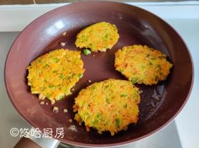 小米鸡蛋饼一面彻底煎黄后，翻面，继续煎至2面黄。