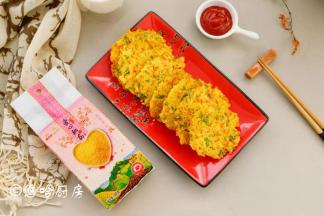 2面煎黄的小米饼盛出摆盘，直接吃味道就很好，也可以沾食番茄沙司。