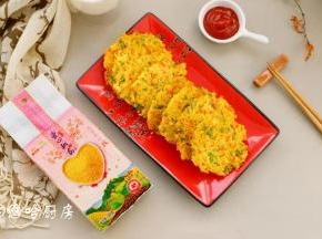 2面煎黄的小米饼盛出摆盘，直接吃味道就很好，也可以沾食番茄沙司。