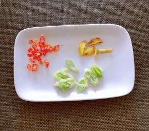 葱姜切片 红尖椒切圈