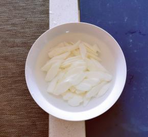 放入白醋水里浸泡 以防氧化