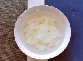 放入白醋水里浸泡 以防氧化