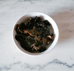 干木耳用清水浸泡后撕成小朵