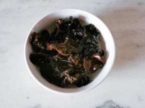 干木耳用清水浸泡后撕成小朵