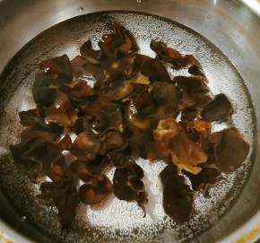 用开水汆烫木耳