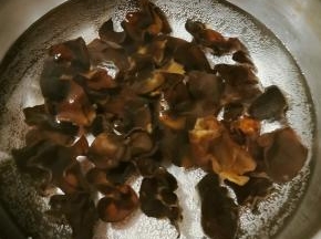 用开水汆烫木耳