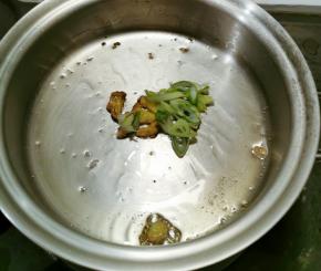 起油锅 放入姜和葱 炒出香味