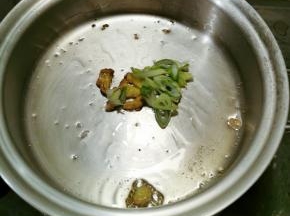 起油锅 放入姜和葱 炒出香味