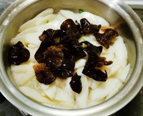 山药炒变色 放入木耳 继续翻炒