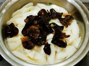山药炒变色 放入木耳 继续翻炒