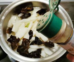 放入胡椒粉 翻炒均匀