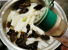 放入胡椒粉 翻炒均匀