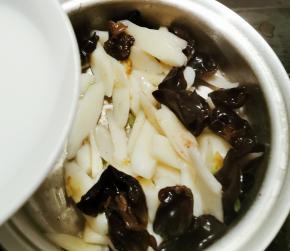 炒熟后倒入水淀粉 翻炒至汤汁浓稠明亮