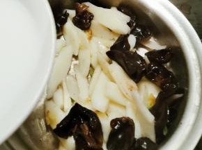 炒熟后倒入水淀粉 翻炒至汤汁浓稠明亮