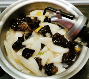 淋上半汤匙芝麻油